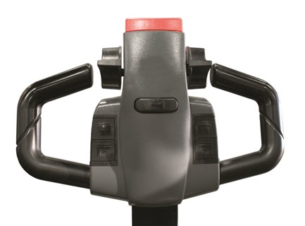 Timon Apilador Eléctrico Ligero WS10M Detalle del timón de mando lateral de un apilador eléctrico WS10M, equipado con botones de elevación, mariposa de tracción y botón de emergencia anti-atrapamiento.