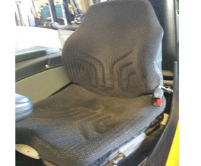 Detalle del asiento ergonómico con suspensión de la carretilla retráctil Yale MR14H, diseñado para reducir la fatiga del operario y mejorar la comodidad durante largas jornadas de trabajo en almacén.