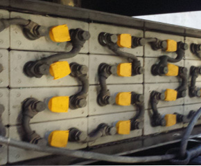 Batería de 48V con conexiones visibles en la carretilla retráctil Yale MR14H.