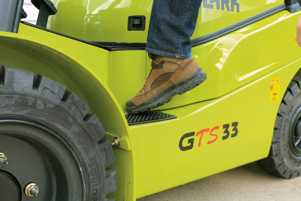 Acceso seguro a la carretilla elevadora Clark GTS 33
