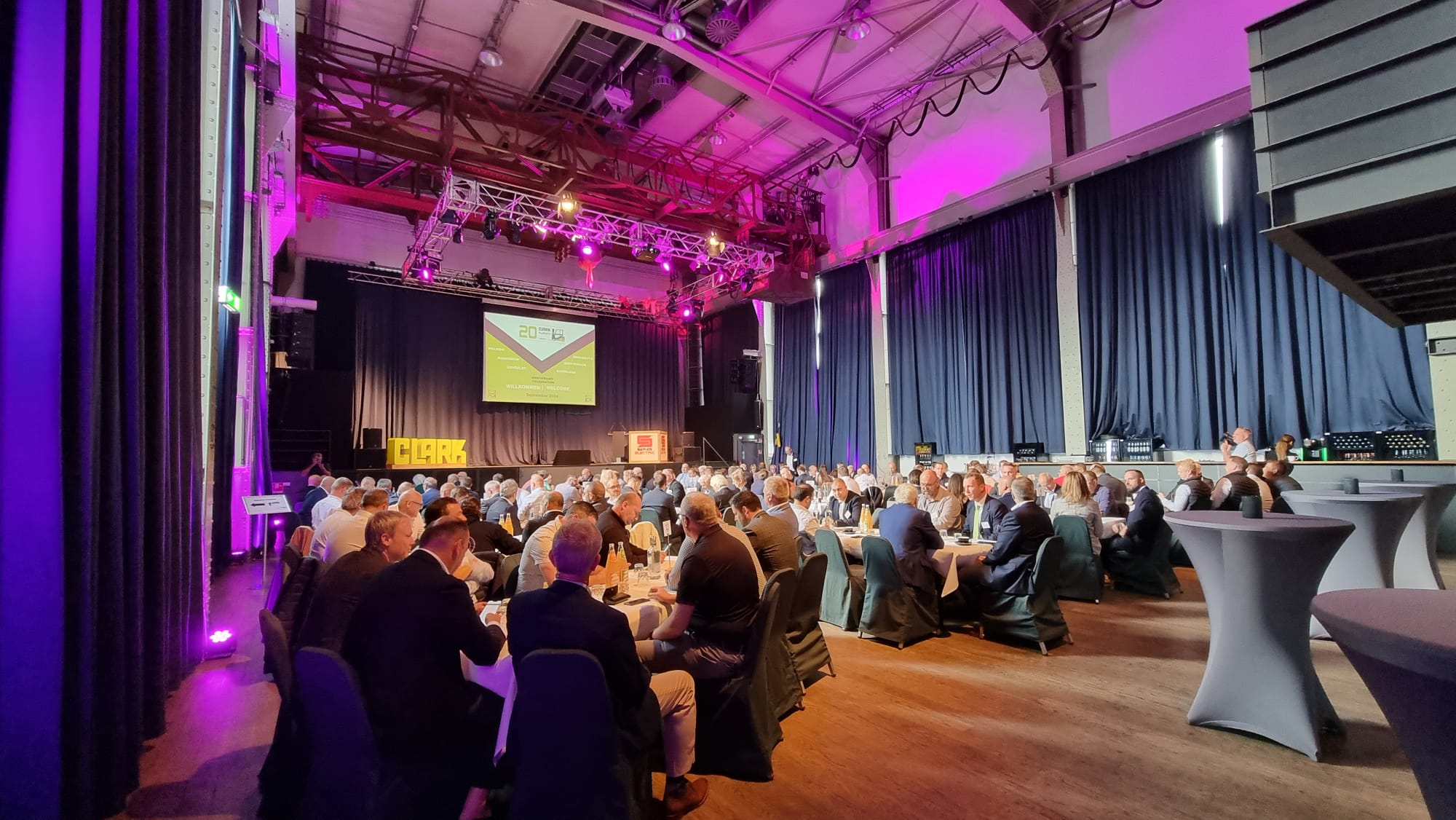 Convención 20 aniversario Clark sala de convenciones.