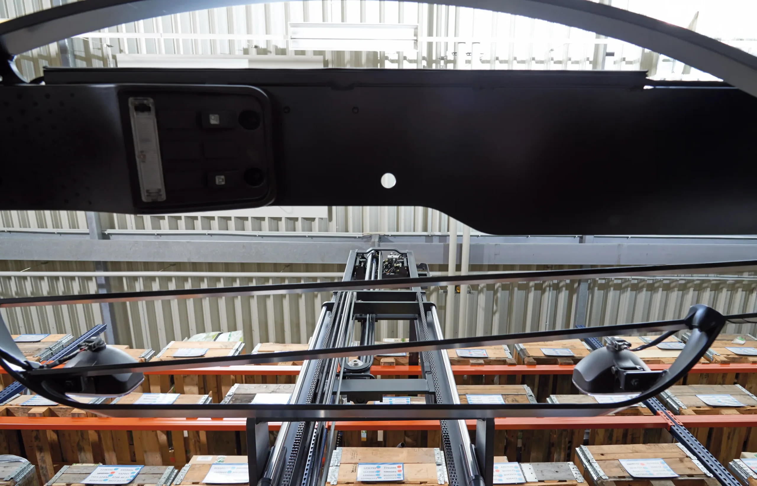 Carretilla retráctil en almacén con mástil desplegado