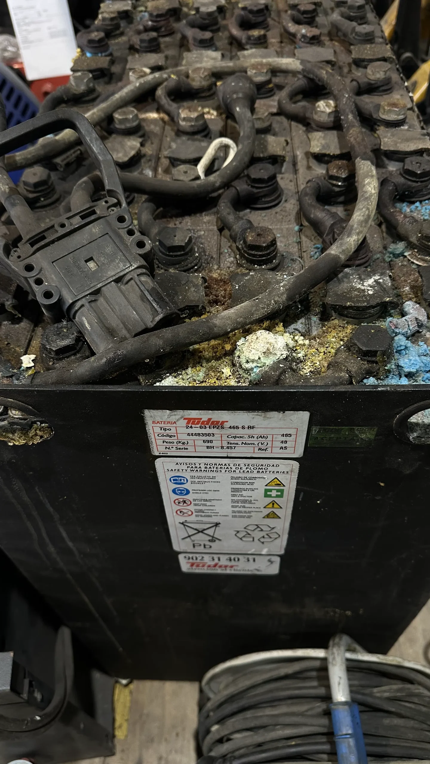 Batería de plomo ácido con corrosión y acumulación de residuos por falta de mantenimiento adecuado