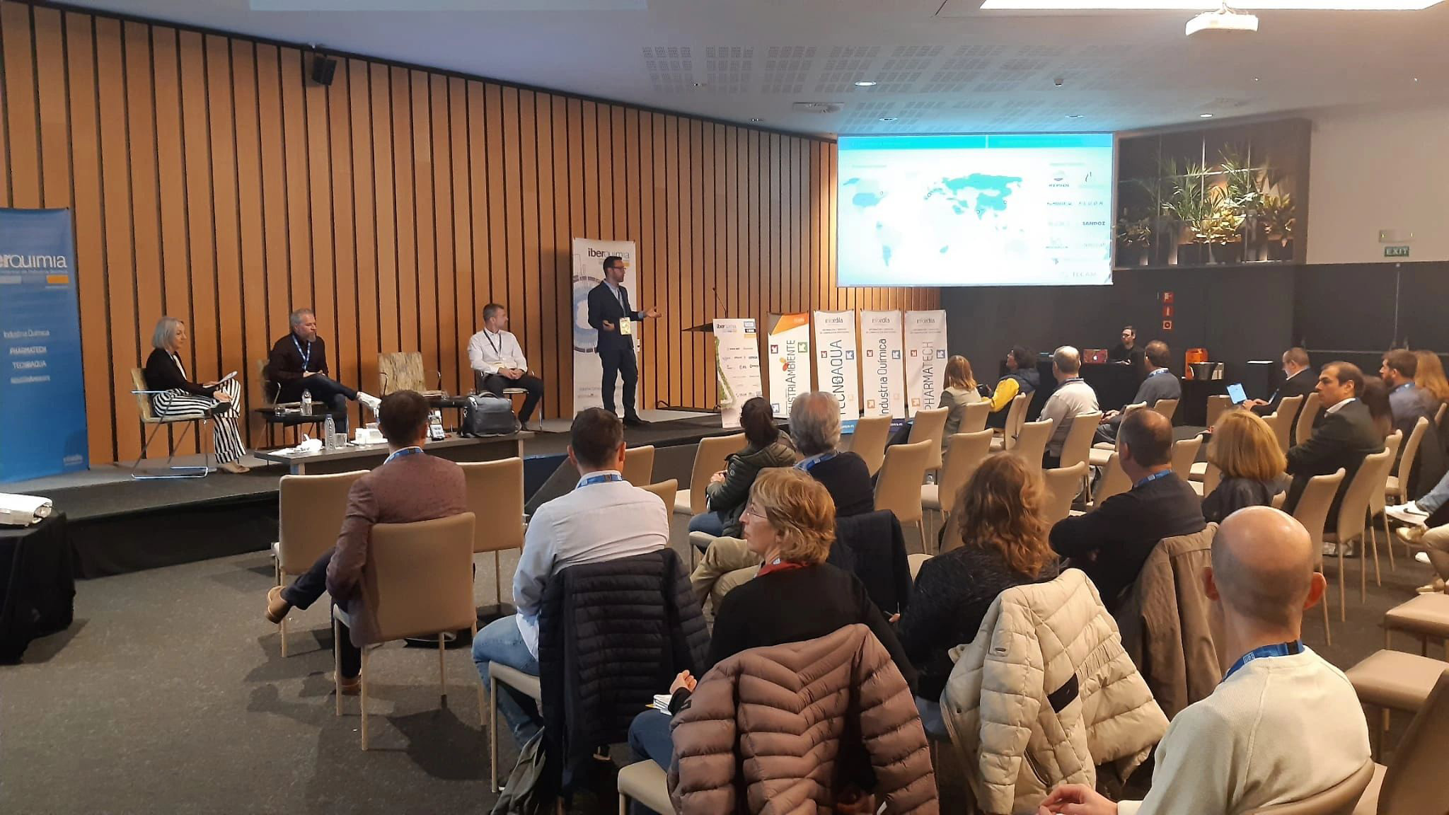 Panel de expertos en la industria química durante el Congreso Iberquimia 2024 en Barcelona.