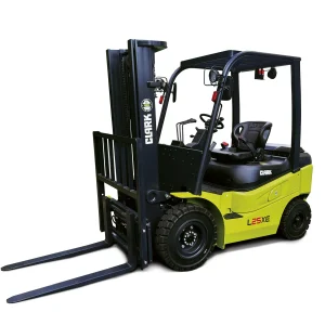 Carretilla elevadora eléctrica Clark L25XE con diseño compacto y robusto para uso industrial, vista en posición estática.