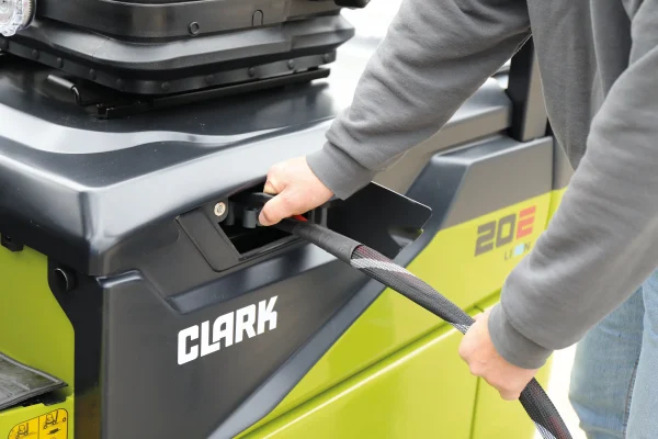Conexión de carga de la carretilla elevadora eléctrica CLARK STE20 Li-Ion.