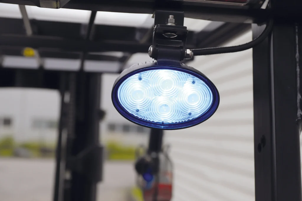 Luz LED azul en la carretilla CLARK STE20, diseñada para mejorar la visibilidad y seguridad durante el trabajo.