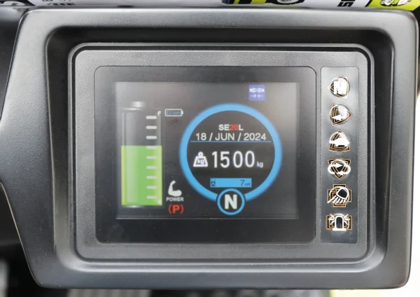 Pantalla LCD de la carretilla CLARK STE20 mostrando capacidad de carga y nivel de batería.
