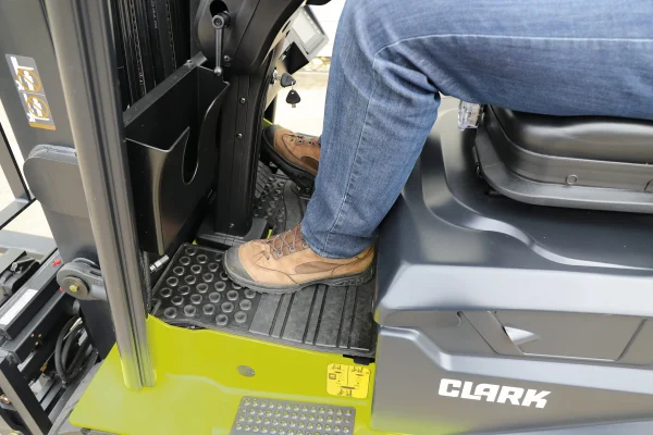 Detalle de los pedales ergonómicos de la carretilla CLARK STE20, diseñados para comodidad y eficiencia del operador.