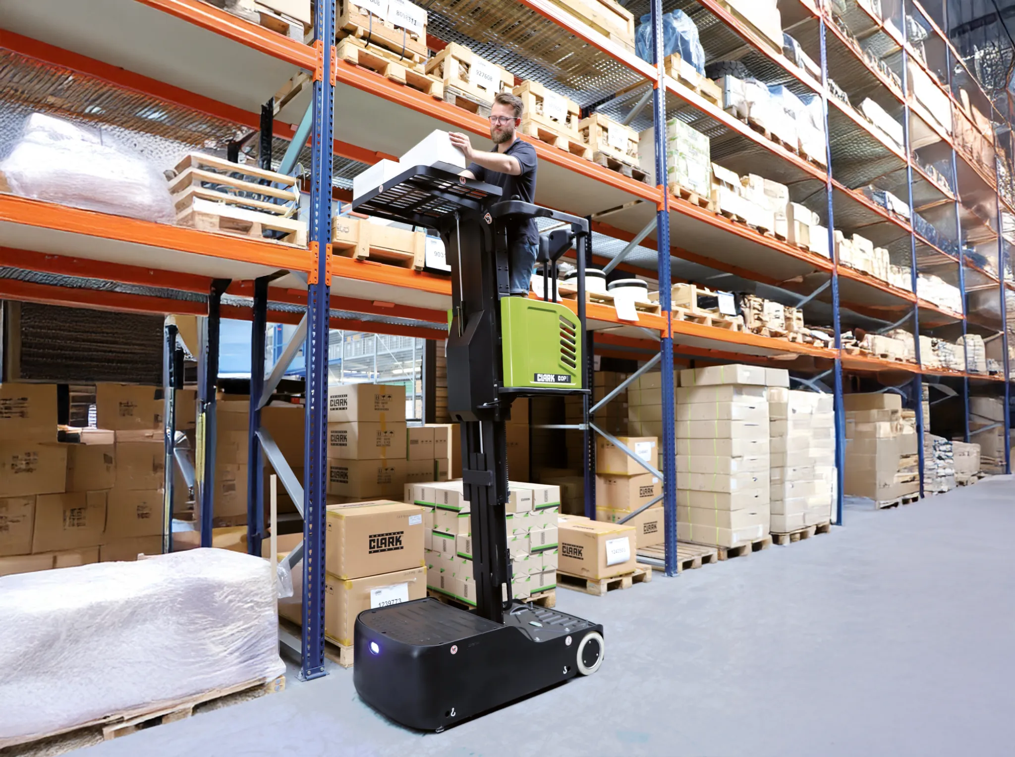 Operador utilizando una carretilla recogepedidos CLARK COP1 para tareas de picking en altura