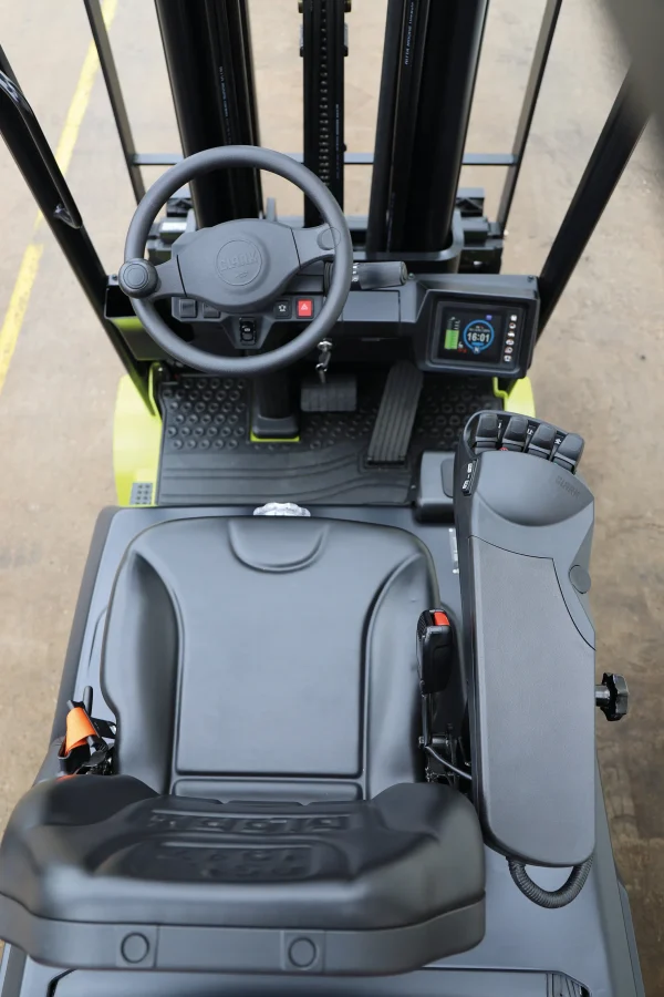 Vista del asiento, volante y controles de la carretilla CLARK STE20 desde la cabina.