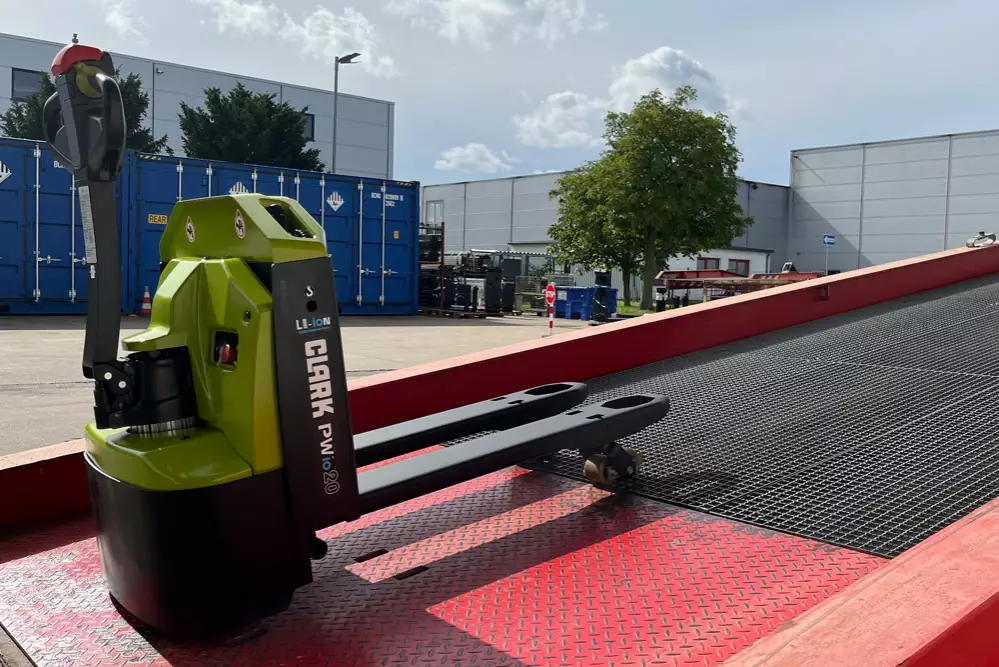 Transpaleta CLARK PWio20 subiendo una rampa de carga con estabilidad