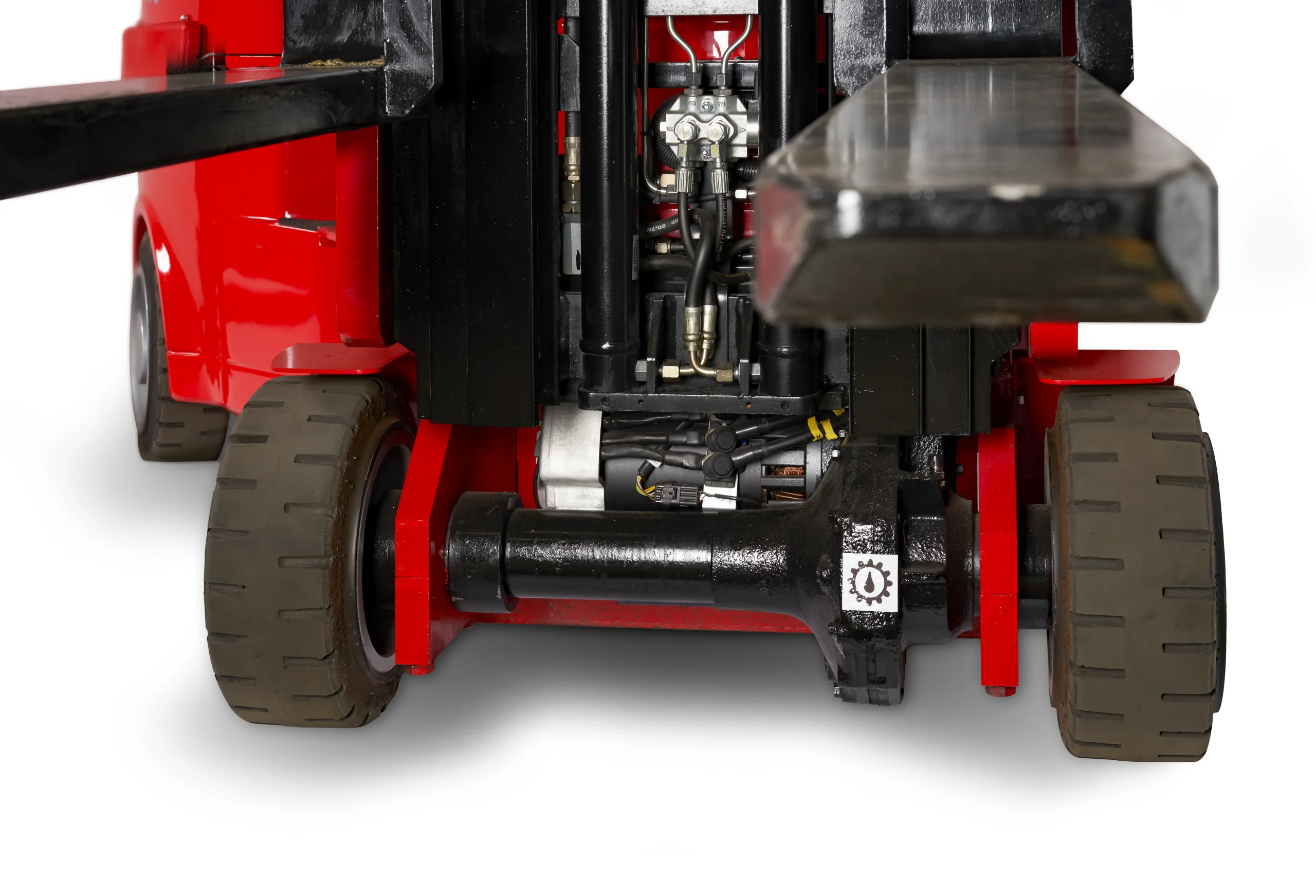 Primer plano del motor y sistema de transmisión de la carretilla elevadora Flexi 15, con las horquillas elevadoras extendidas.