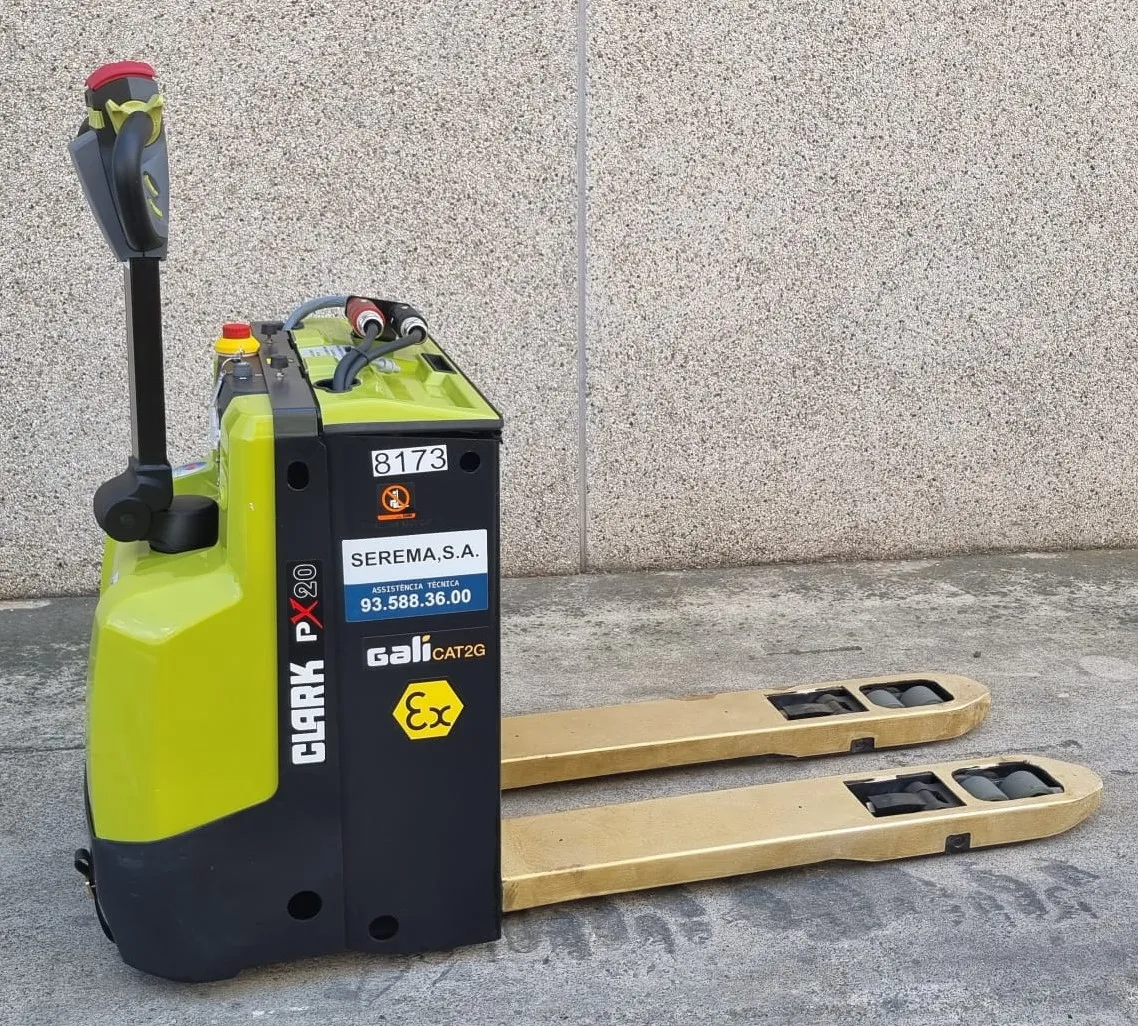 Transpaleta eléctrica ATEX Clark PX20 certificada para Zona 1 con horquillas en material antichispas.