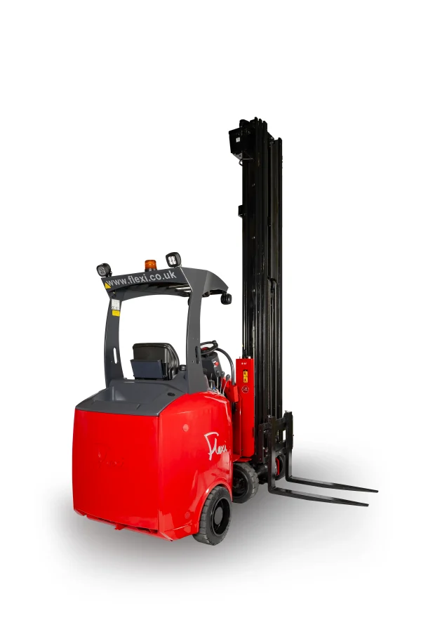 Carretilla articulada Flexi StorMAX 25 desde ángulo trasero, mostrando su diseño compacto y mástil elevado.