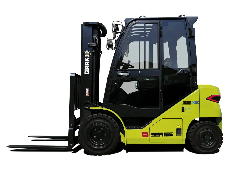 Carretilla elevadora eléctrica CLARK 25XE en vista lateral, equipada con cabina cerrada y batería de litio-ion.