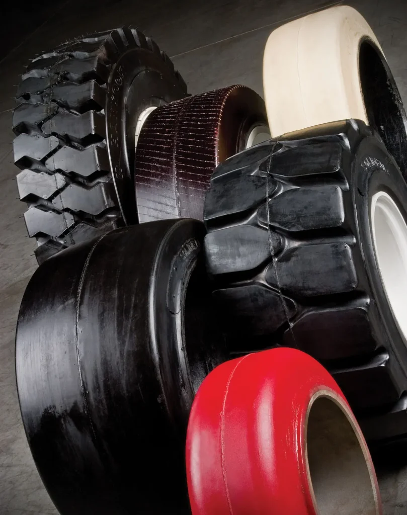 Ruedas y neumáticos industriales para carretillas elevadoras, incluyendo modelos macizos y sin marcas.