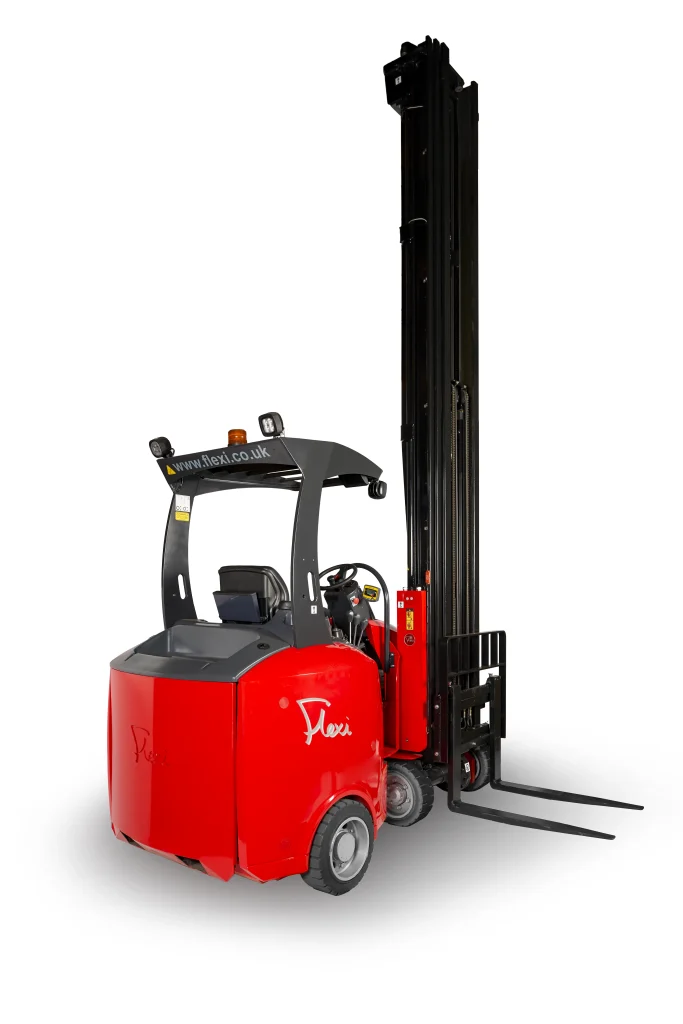 Carretilla elevadora articulada Flexi StorMAX 25 con mástil extendido, vista trasera en posición operativa.