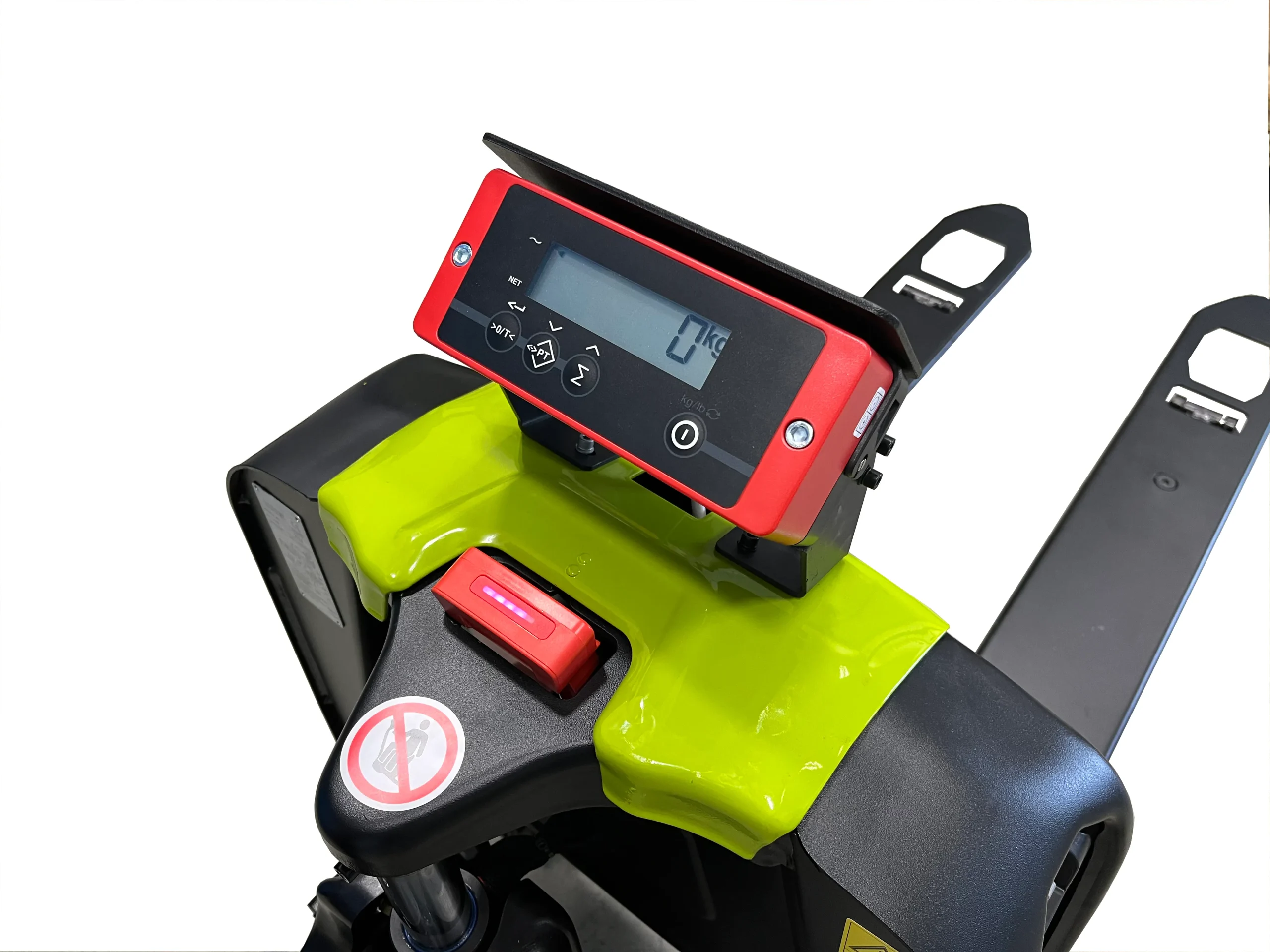 detalle del panel de control con báscula integrada en la transpaleta eléctrica Clark LWio15