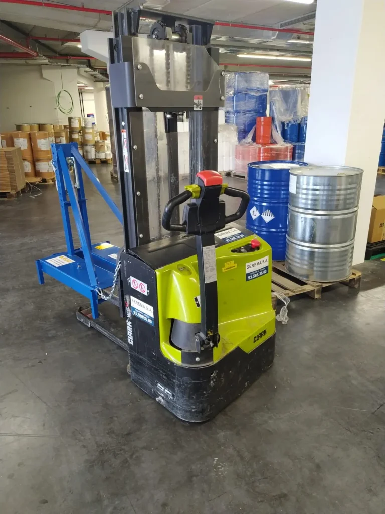 Pinza para bidones montada en apilador eléctrico para transporte y elevación segura