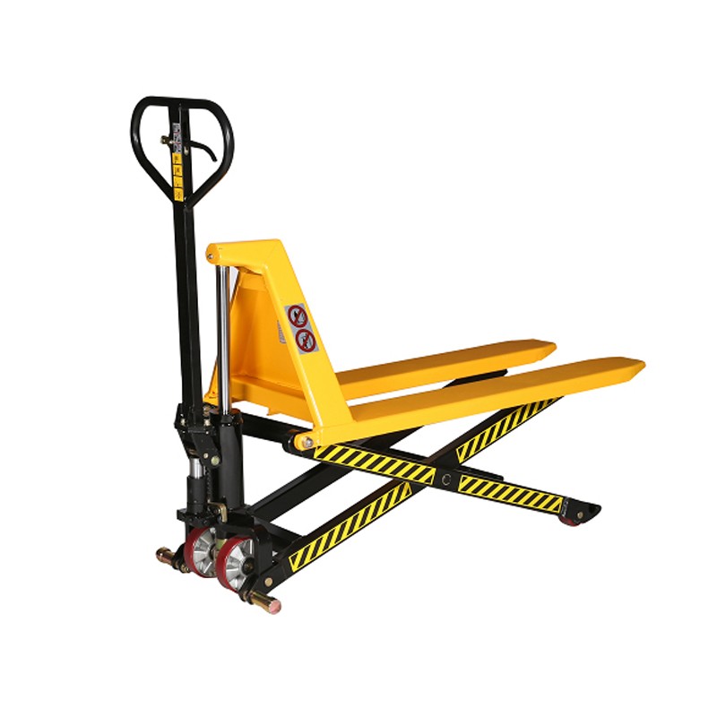 Transpaleta manual de tijera Yale PLHP 10 elevando una carga con su sistema hidráulico, diseñada para manejar hasta 1000 kg en entornos industriales.