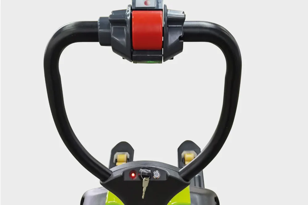 vista superior de transpaleta eléctrica con horquillas de acero y botón de seguridad