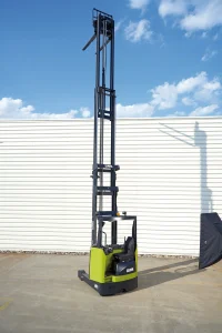 Carretilla retráctil Clark mostrando la máxima elevación del mástil en exterior sobre suelo de hormigón