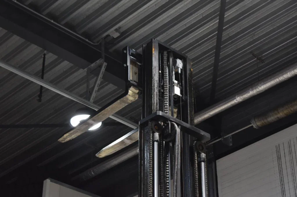 Mástil extendido de carretilla retráctil con horquillas elevadas a gran altura