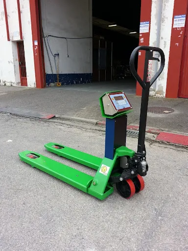 transpaleta manual atex con báscula digital operando en zona industrial