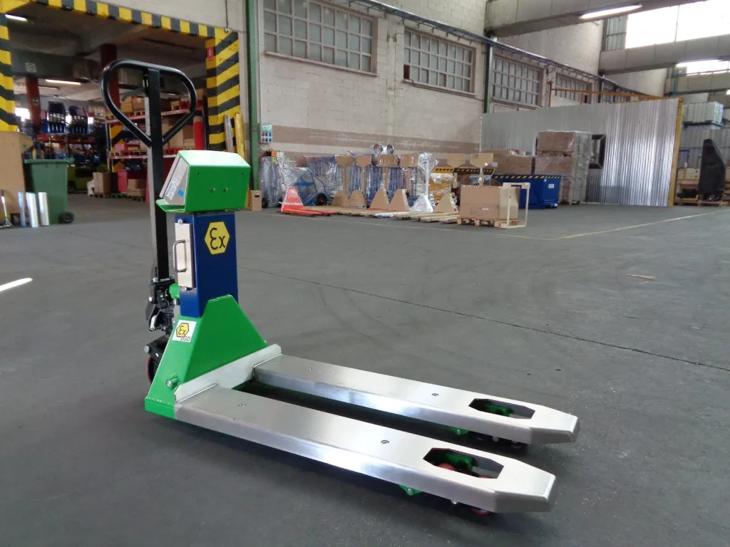 transpaleta manual galvanizada atex con báscula digital en almacén industrial