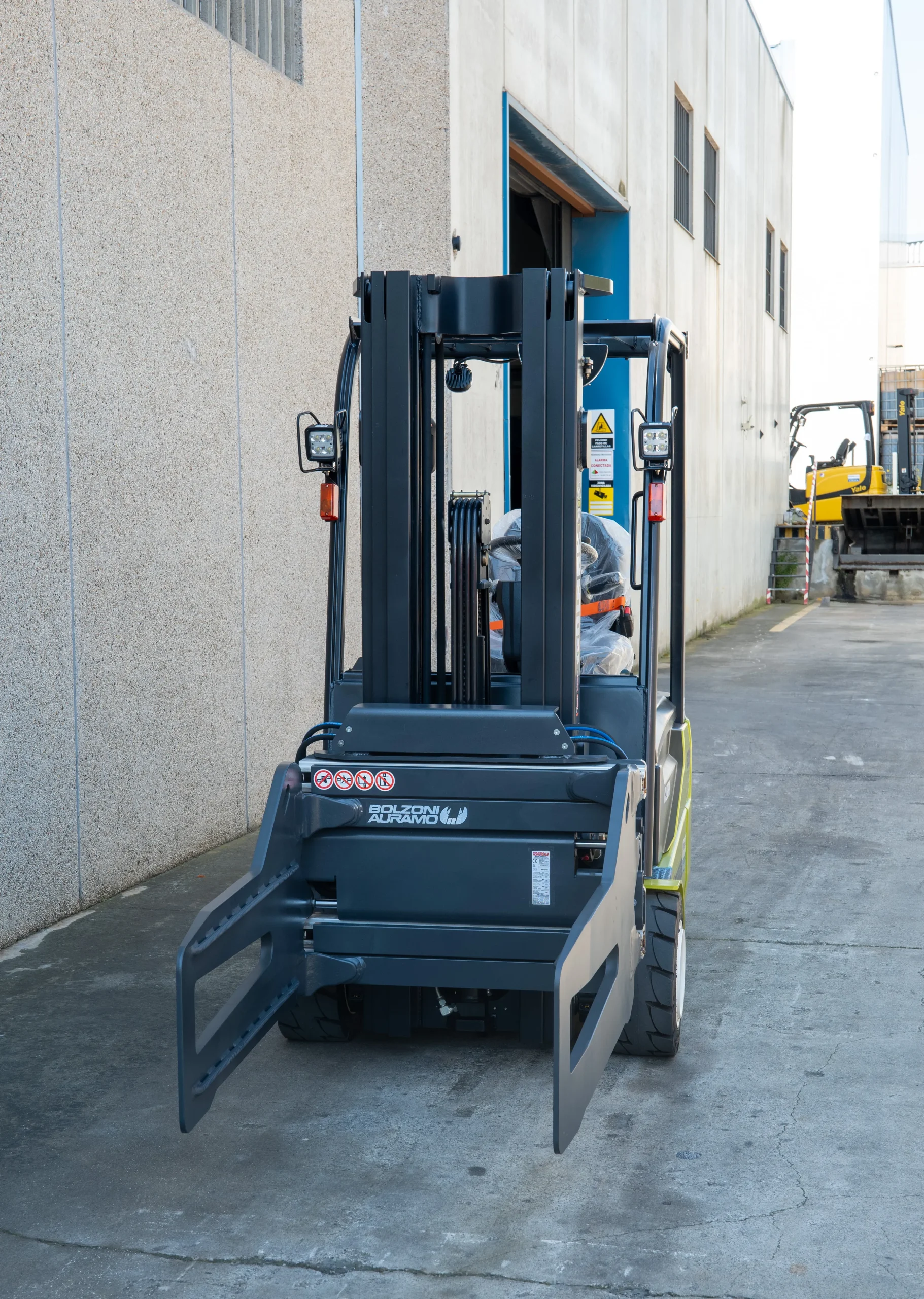 Carretilla elevadora con pinza Bolzoni Auramo - Vista Frontal