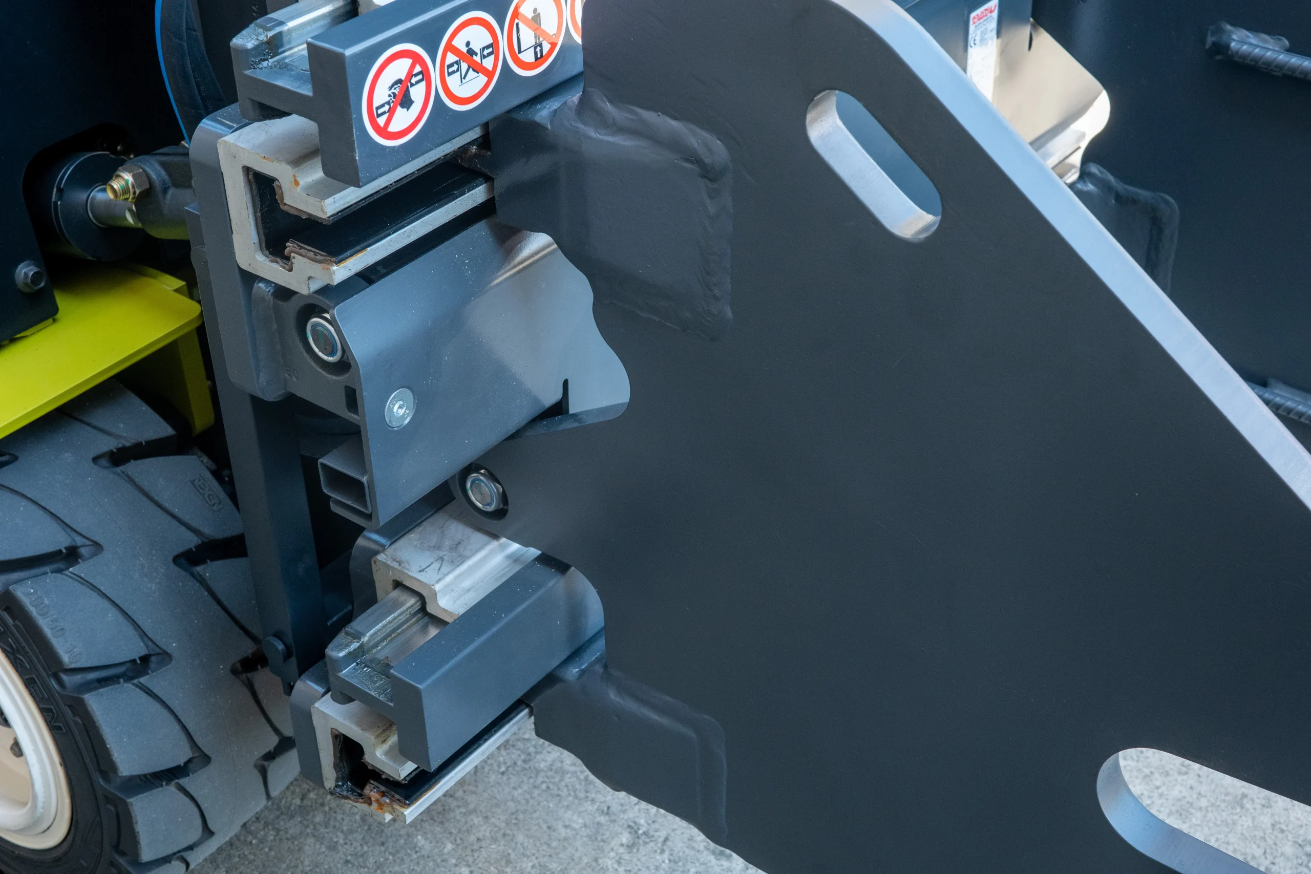 Detalle de la pinza para balas Bolzoni Auramo - Vista Lateral