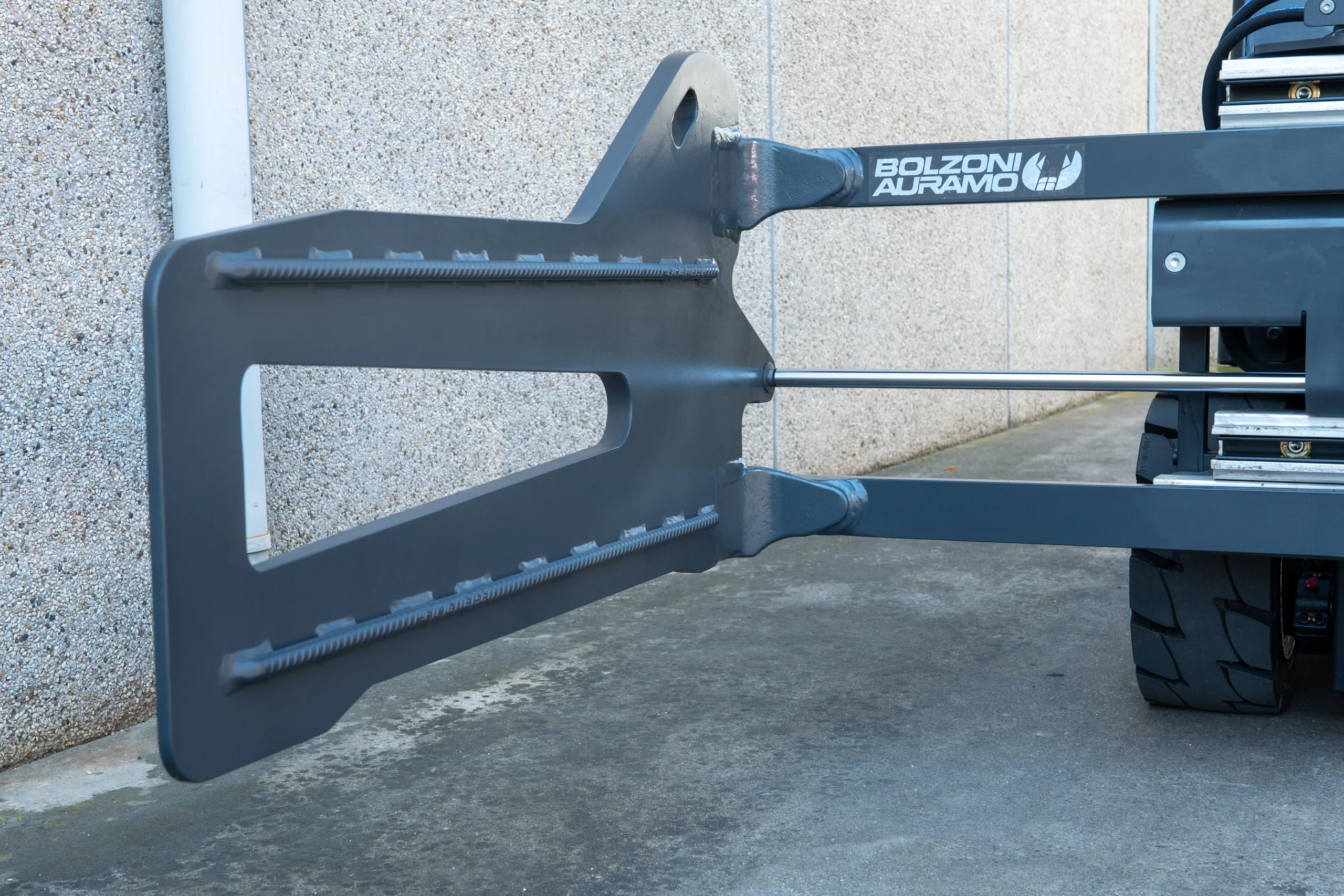 Pinza para balas Bolzoni Auramo desplegada - Vista Lateral