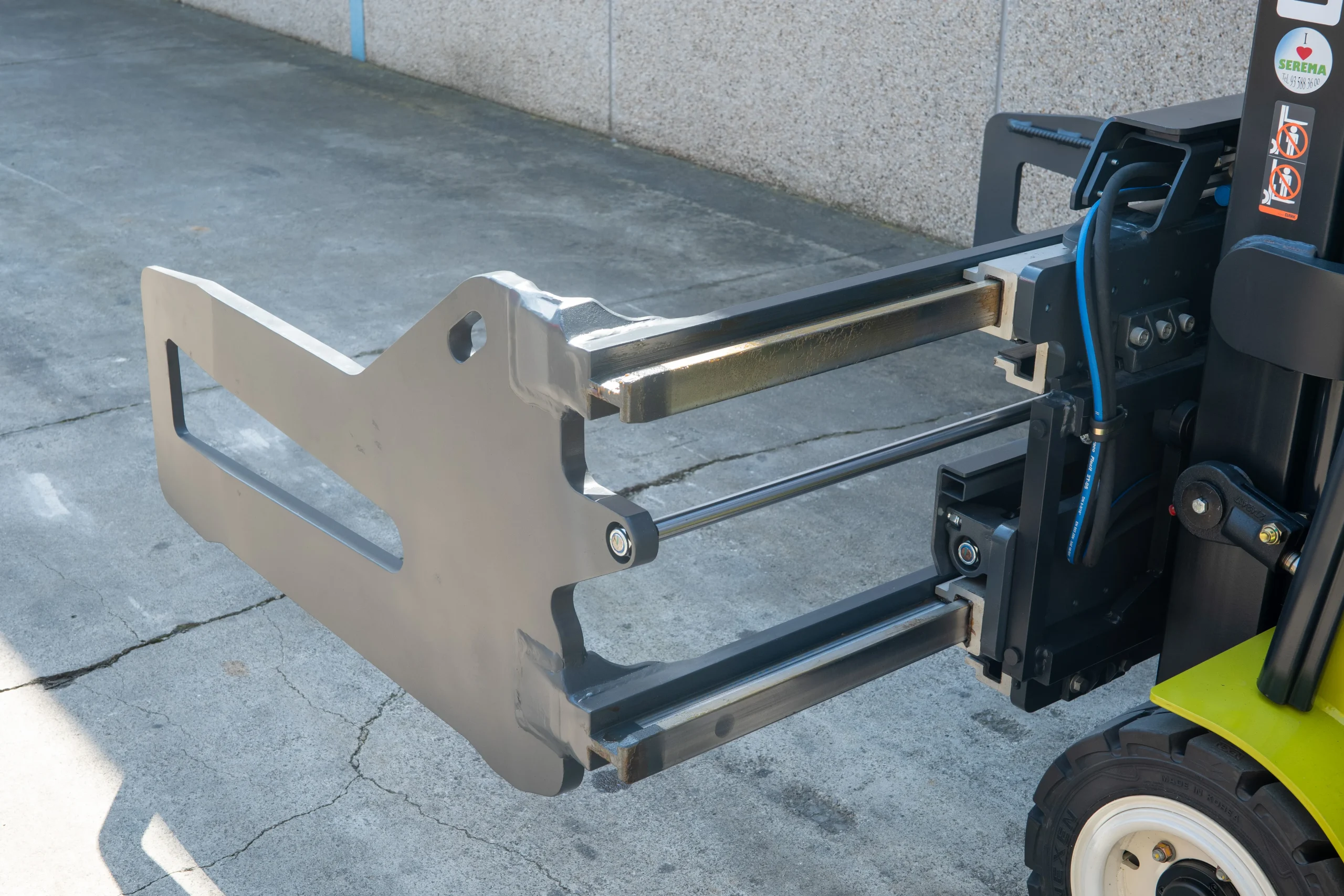 Detalle de la pinza para balas Bolzoni Auramo desplegada - Vista Lateral