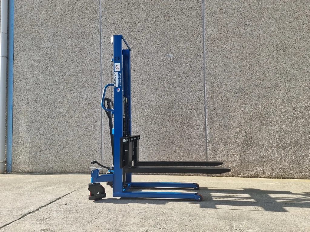 Apilador manual azul con horquillas elevadas sin carga, mostrando el funcionamiento del sistema hidráulico en un almacén.