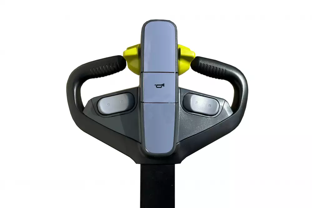Primer plano del timón ergonómico de la transpaleta eléctrica CLARK PWio20, con controles intuitivos y diseño funcional.