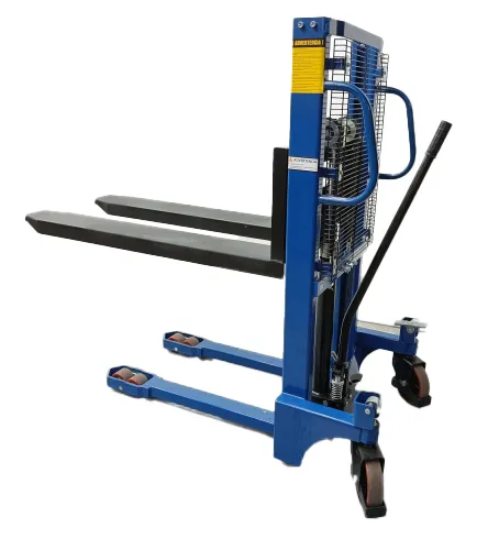 Apilador manual azul visto de perfil, con horquillas extendidas y estructura reforzada, diseñado para elevación de cargas industriales.