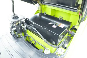 Batería de carretilla elevadora con asiento levantado para mantenimiento