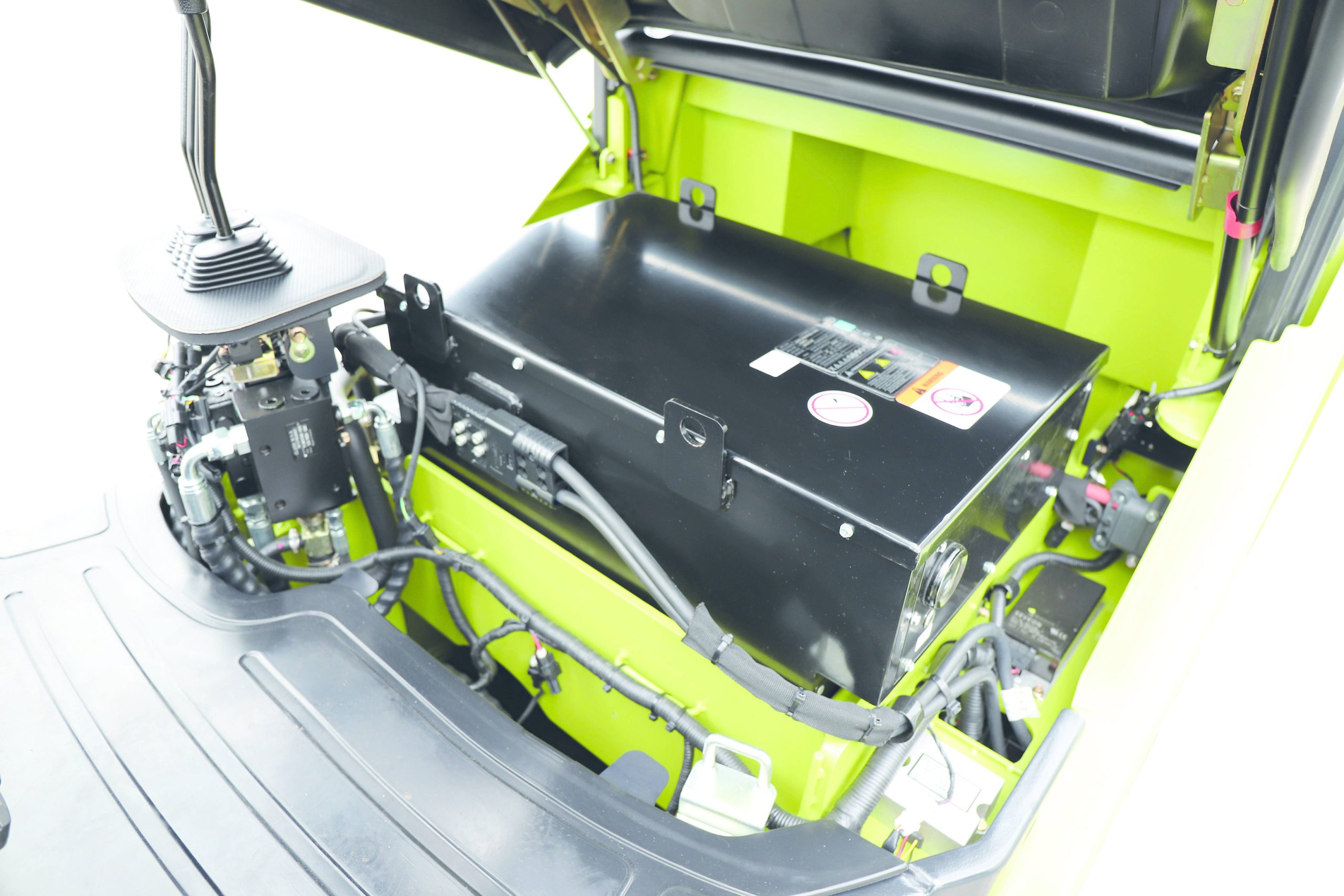 Batería de carretilla elevadora con asiento levantado para mantenimiento