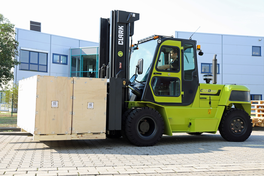 Carretilla CLARK C80D900 levantando una caja de gran volumen en entorno industrial exterior
