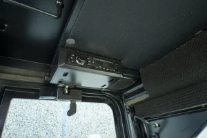 Detalle del panel de mandos de la CLARK SE25 con radio Bluetooth, pantalla digital y controles ergonómicos