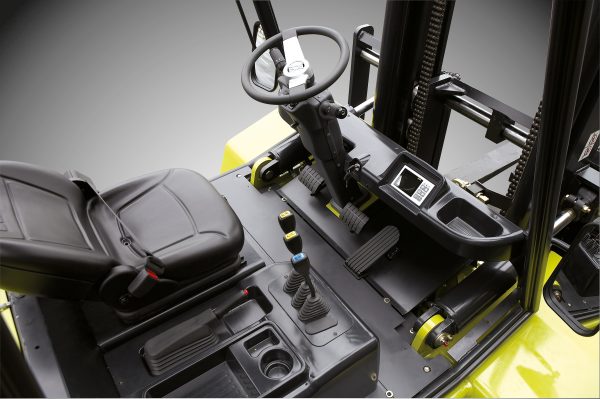 Detalle del compartimento del operador en la CLARK CGC60/70 con controles ergonómicos y visibilidad optimizada