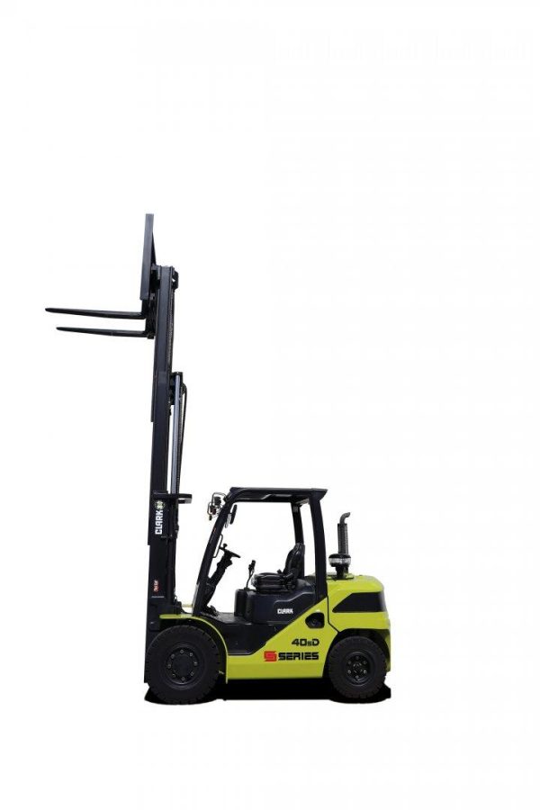 CLARK S40D Serie S en versión diésel, demostrando su capacidad de elevación con mástil extendido