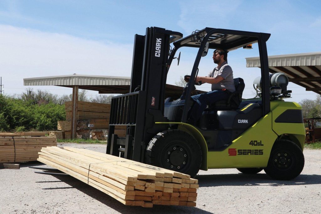 Carretilla CLARK S40SL GLP Serie S transportando listones de madera en almacén exterior