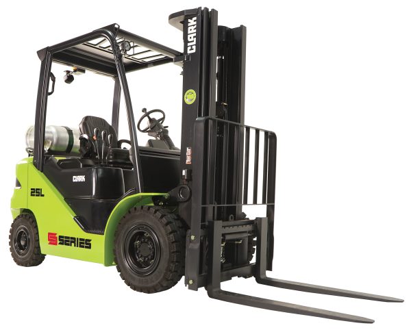 Carretilla elevadora CLARK S25L con motor GLP y diseño ergonómico, vista frontal lateral