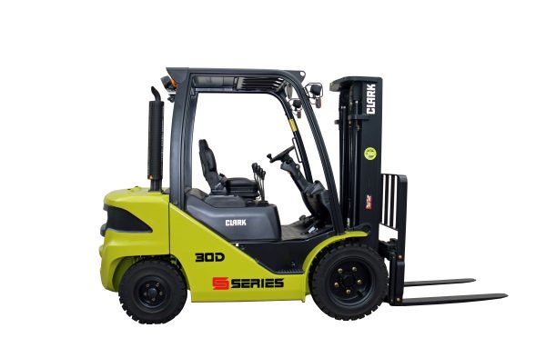 Carretilla CLARK S30D con motor diésel ISUZU y capacidad de 3.000 kg, vista lateral