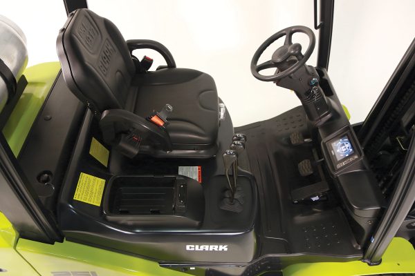 Vista superior del puesto del operador en carretilla CLARK Serie S con asiento ajustable, joystick y pantalla TFT