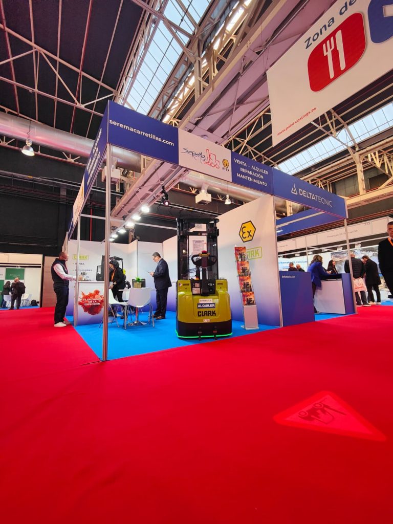 stand de serema en paint & coatings 2025 con apilador atex en primera línea de pasillo