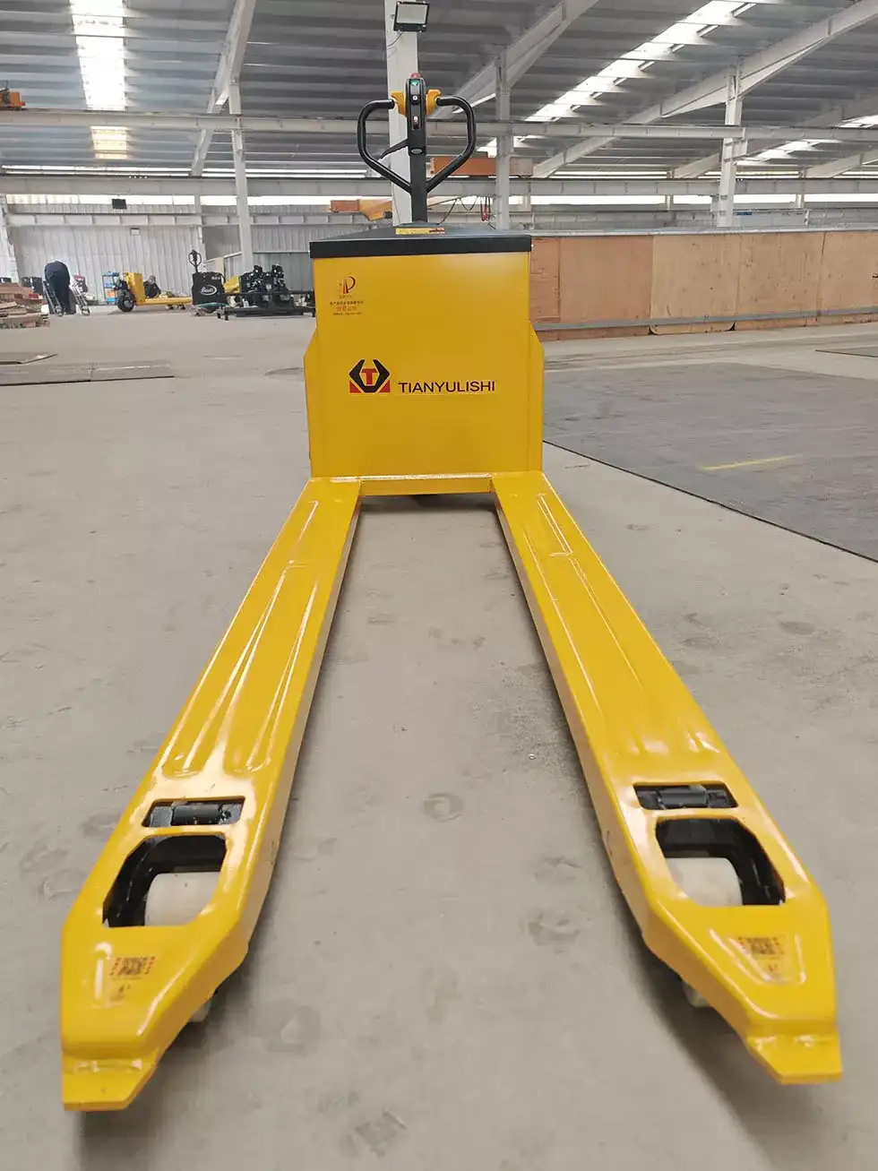 Transpaleta eléctrica todoterreno con horquillas extralargas 3.000 kg - Imagen 3