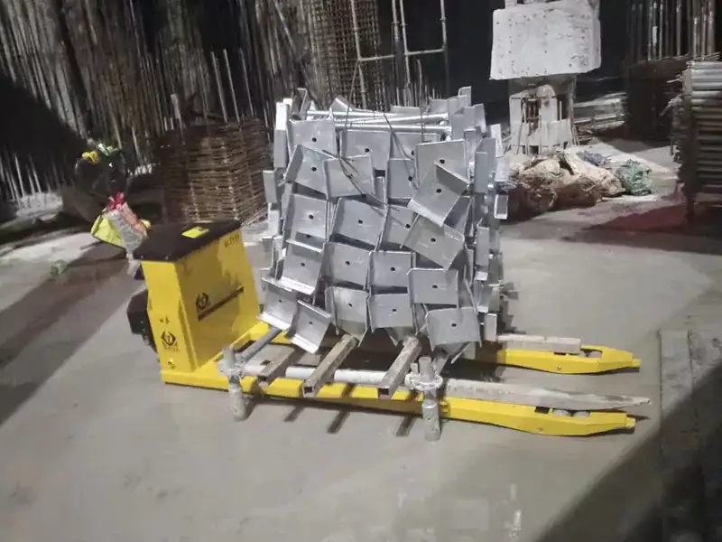 Transpaleta eléctrica todoterreno con horquillas extralargas 3.000 kg - Imagen 2